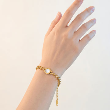 18K Gold Plated Stainless Steel Bracelet – Round White Mother-of-Pearl Charm, Textured Clover Chain, Waterproof
