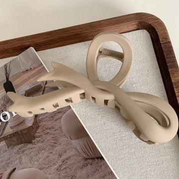 Bow-Shaped Matte Claw Clip – Modern Minimalist Hair Accessory"