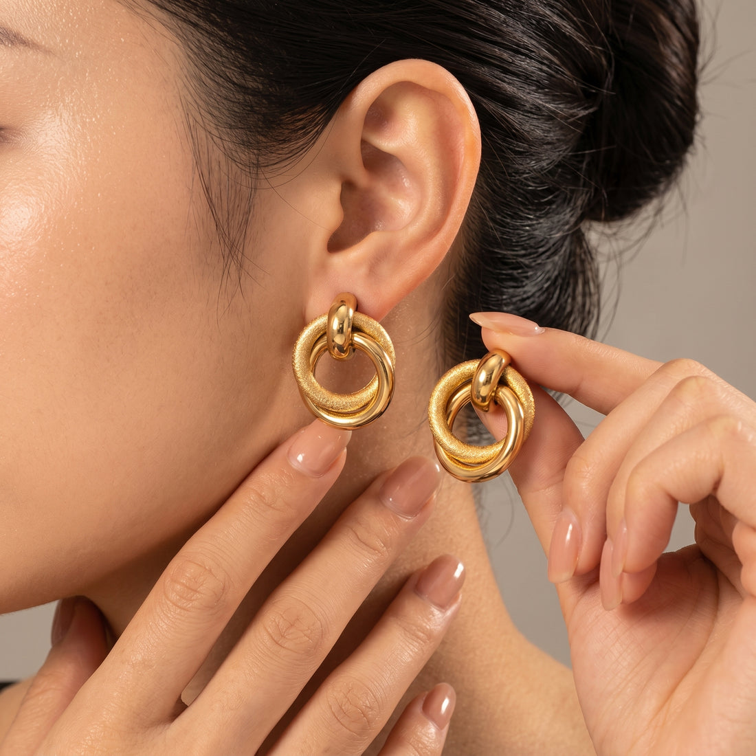 Gold Interlocking Ring Drop Earrings – Textured Circle