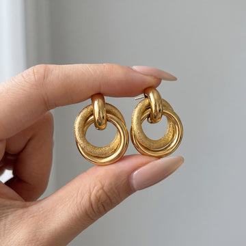 Gold Interlocking Ring Drop Earrings – Textured Circle