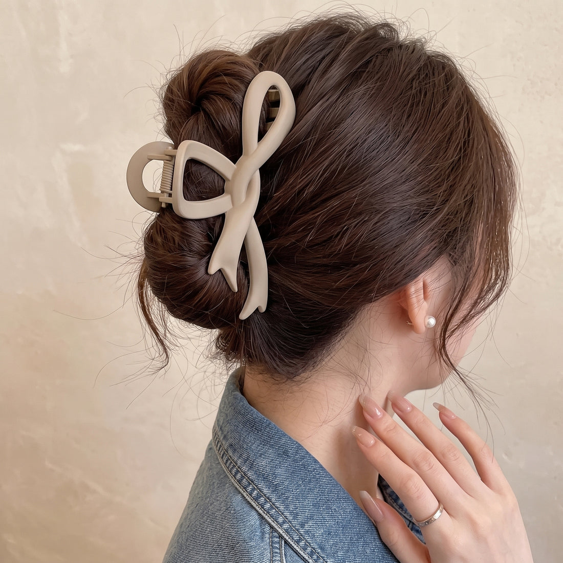 Bow-Shaped Matte Claw Clip – Modern Minimalist Hair Accessory"