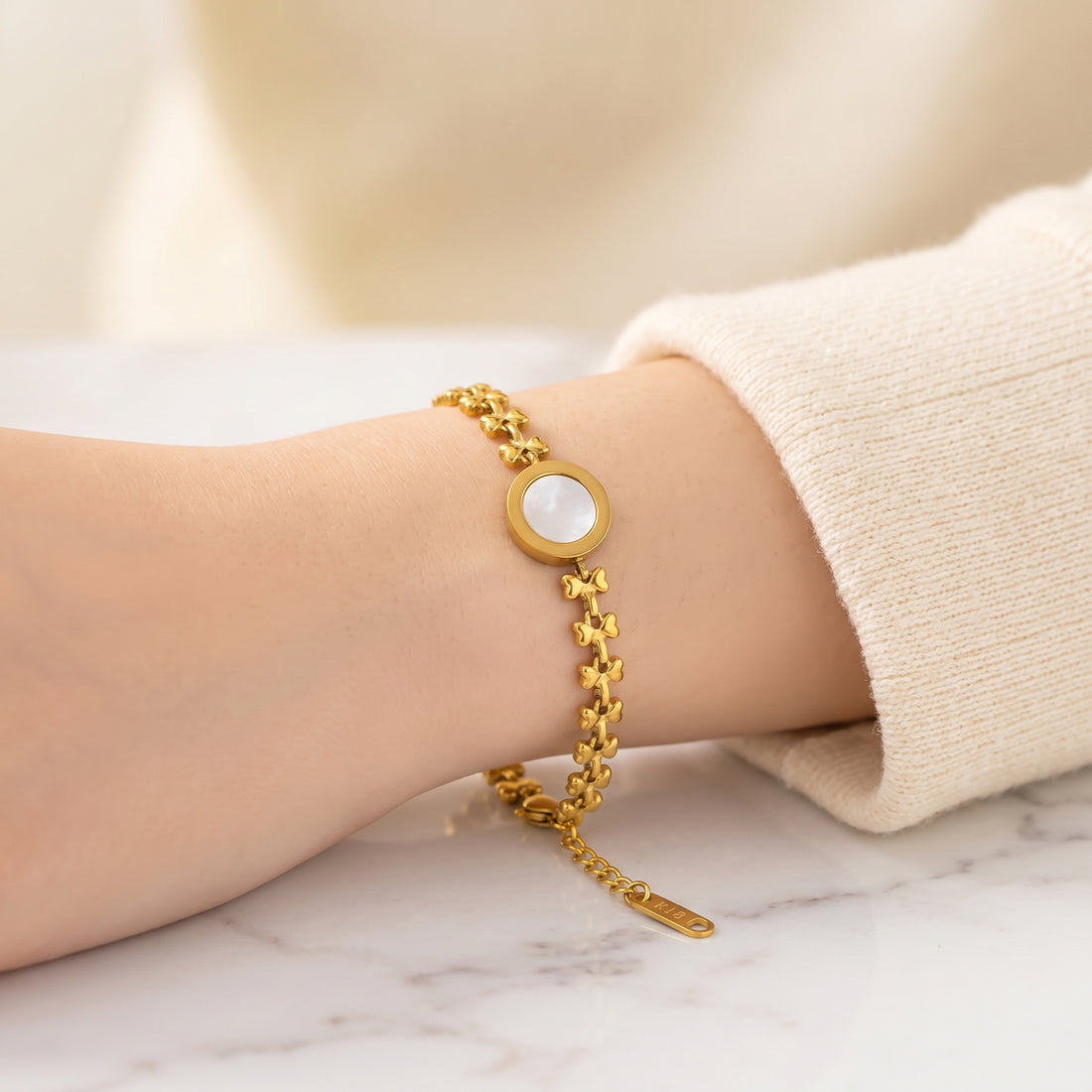 18K Gold Plated Stainless Steel Bracelet – Round White Mother-of-Pearl Charm, Textured Clover Chain, Waterproof