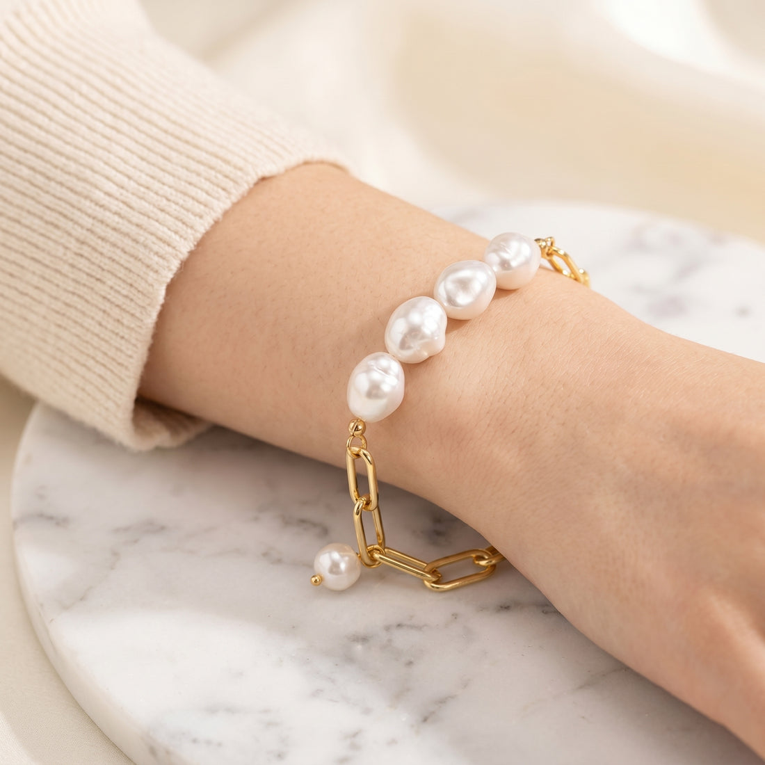 Gold Paperclip Chain Bracelet with Baroque Pearls – Irregular Freshwater-Style Pearl Bracelet